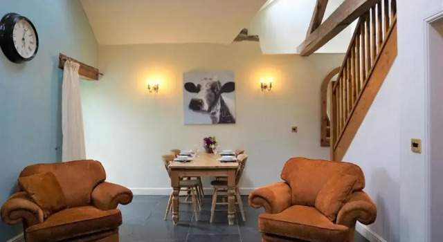 Sheep Dip Cottage - 5* Cyfie Farm, with log burner and private hot tub, Book Feriehus Sommerhuse i Snowdonia, Hytte
