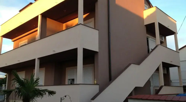 Apartments Karl, Забронировать Апартаменты/квартира Отели Биоград-на-Мору с парковкой, рядом с Частный Пляж «Кемп Сенди», Парковка