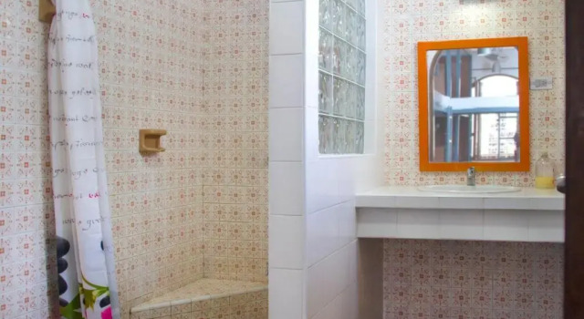 Pat în dormitor La Guaca Hostel