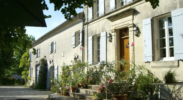 Aux Chambres des Bujours, Rezerwuj Pensjonat Hotele w Charente-Maritime z parkingiem, Parking