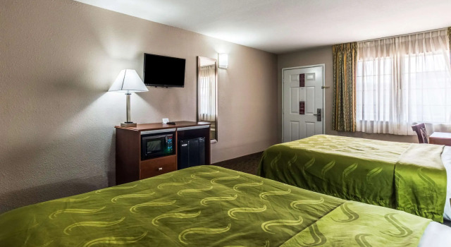 Четырёхместный номер Standard Quality Inn University near Downtown