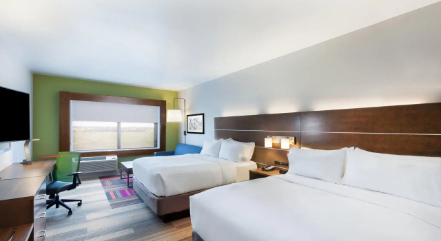 Четырёхместный номер Standard Holiday Inn Express and Suites Chanute by IHG
