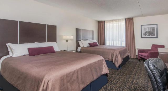 Четырёхместный номер Standard Ramada Plaza by Wyndham Niagara Falls