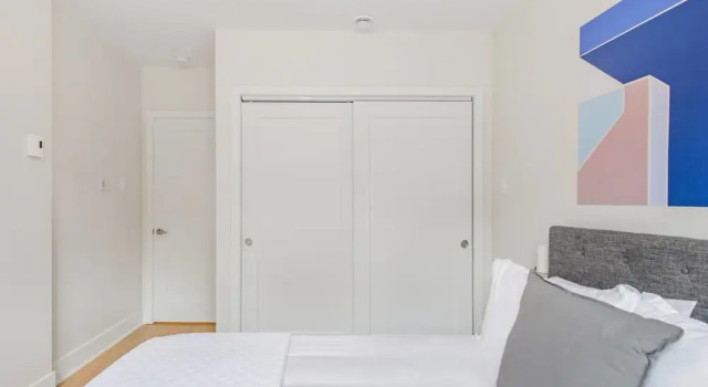 Cool and Comfortable 2 Bedroom Den, Rezervovat Hotel Montreal Quebec, poblíž Ubisoft