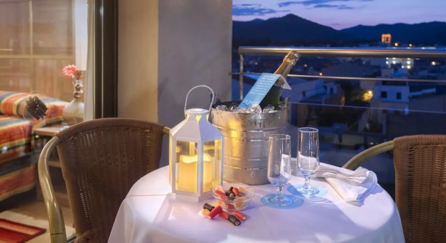 Трёхместный номер Standard с балконом и с видом на город Sumus Hotel Stella and Spa 4S Adults Recommended