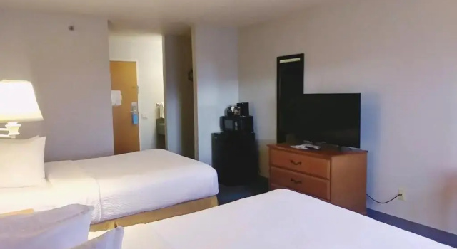 Четырёхместный номер Standard Days Inn by Wyndham Osage Beach Lake of the Ozarks