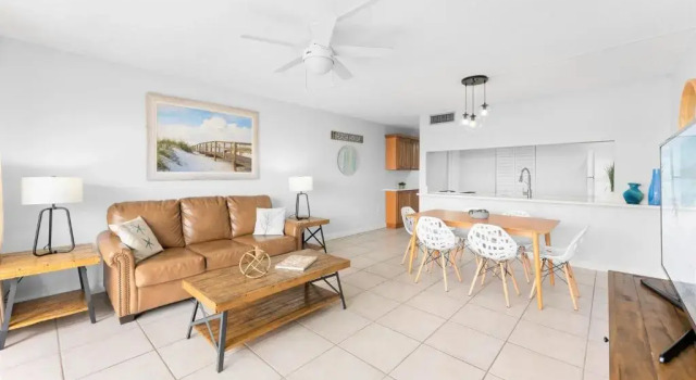 Апартаменты с 2 комнатами Chateau by the Sea - Cocoa Beach Oceanfront Pet-Friendly Condos with Rooftop Deck & Heated Pool