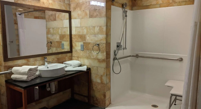 Четырёхместный номер Standard The Tudor Arms Hotel Cleveland - a DoubleTree by Hilton
