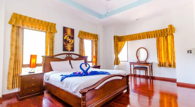 Вилла Economy 3 Bedrooms Pool Villa Walk to Patong