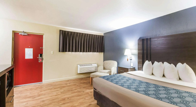 Econolodge Inn & Suites