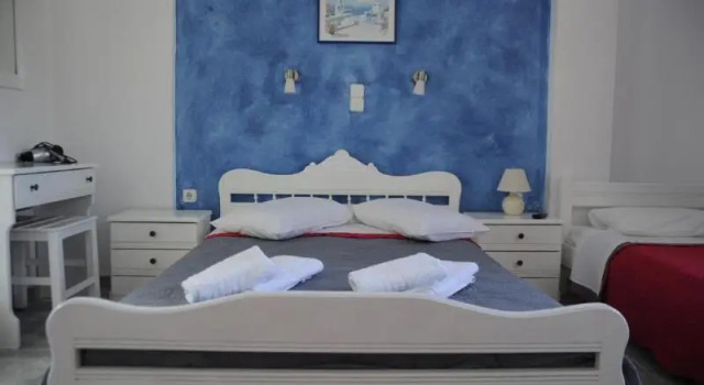 Трёхместный номер Standard с балконом и с видом на бассейн Villa Michalis