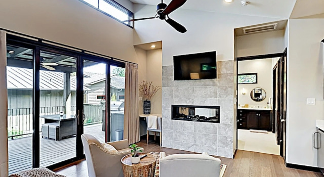 New Listing! Luxe Lake Travis Studio W/ Pool 1 Bedroom Cabin, Book Hotel Hoteller i Spicewood med parkering, Parkering