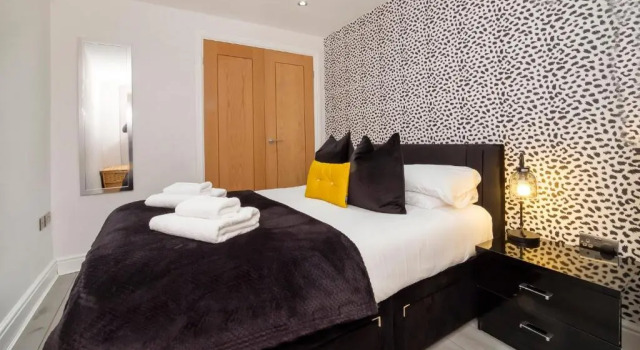 Apartment 1 the Keyes- Stylish & Spacious Apartment with Free Parking