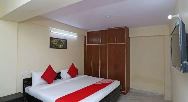 OYO Home 13520 Comfortable 2RK