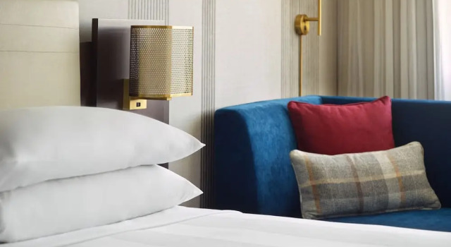 Шестиместный номер Standard с красивым видом из окна Marriott Kansas City Overland Park