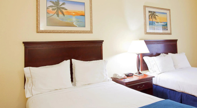 Четырёхместный номер Standard Holiday Inn Express Hotel & Suites Panama City-Tyndall by IHG