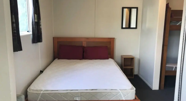 Кровать в общем номере Tongariro Holiday Park