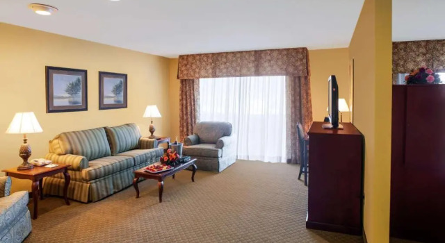 Люкс Clarion Hotel & Suites Convention Center Fredericksburg