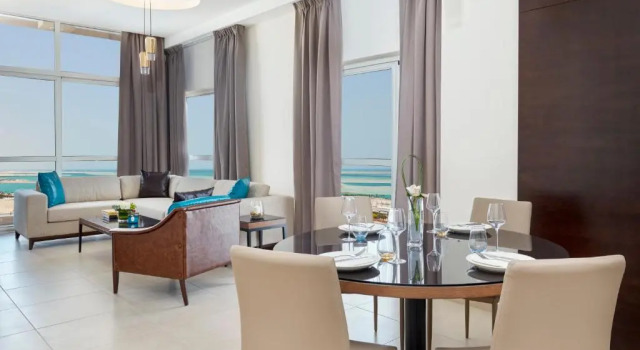 Suite 1 dormitorio con vista al mar Staybridge Suites - Doha Lusail, an IHG Hotel