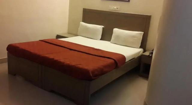Hotel Zenith Surat, Rezerwuj Hotel Hotele w Surat z parkingiem, Parking