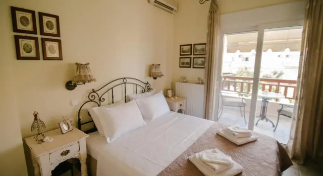 Dreamcatcher Luxury Villa, 1 min walk to beach, Book Villa Pefkohori 