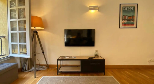 Beau studio cosy calme en face du port sur le quai, Book Apartment Dieppe 