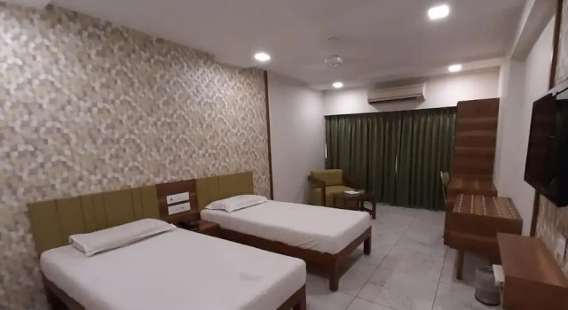 HOTEL PRUDENT - Vadodra, Rezervovat Hotel Hotely v Gujarat s parkováním, Parkování