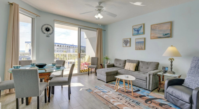 Sunny Fort Walton Beach Condo - Walk to Ocean!