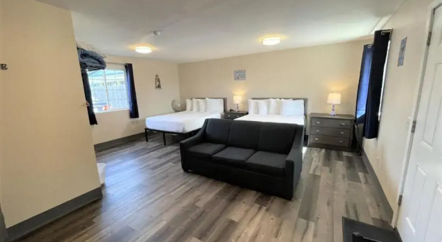 Четырёхместный номер Deluxe Coastal Inn and Suites