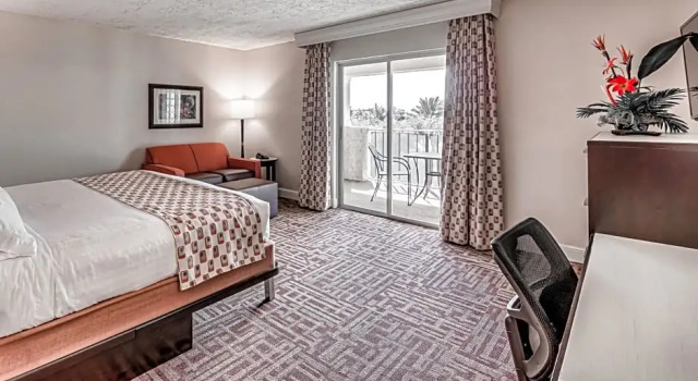 Номер Standard с видом на бассейн Inn of Naples, Tapestry Collection by Hilton