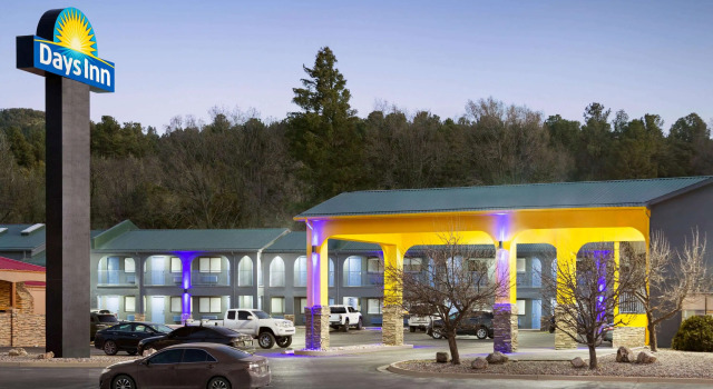 Days Inn by Wyndham Ruidoso Downs, Varaa Hotelli Hotellit New Mexico pysäköinnillä, Pysäköinti