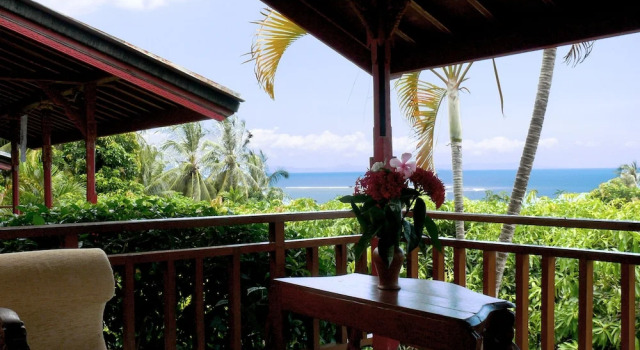 Люкс с балконом Puri Bunga Beach Cottages