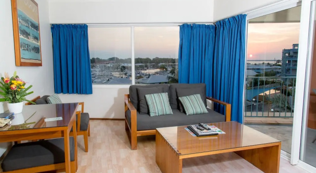 Апартаменты Premium с 2 комнатами с балконом и с видом на воду Cullen Bay Resort