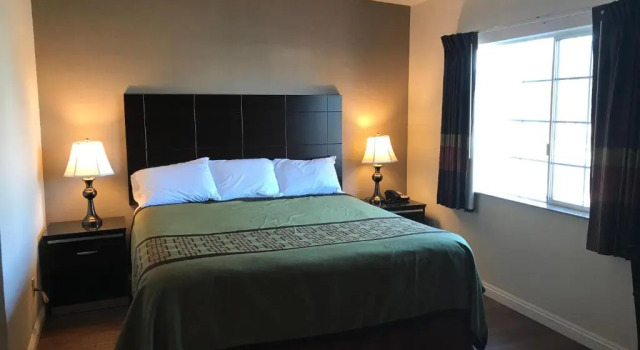 Студия Manhattan Inn & Suites