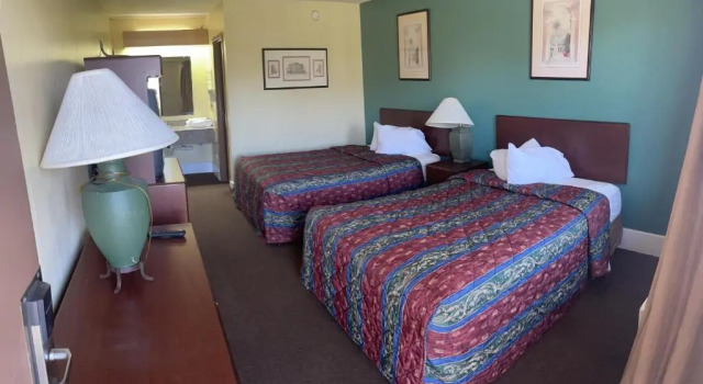Четырёхместный номер Standard Hilltop Inn Pittsburgh