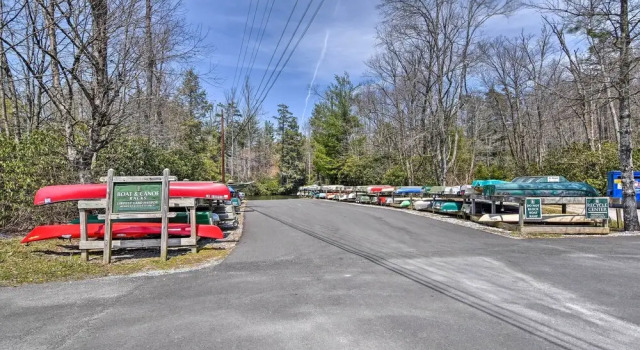 Коттедж Pool & Golf Club! Riverfront Retreat in Newland