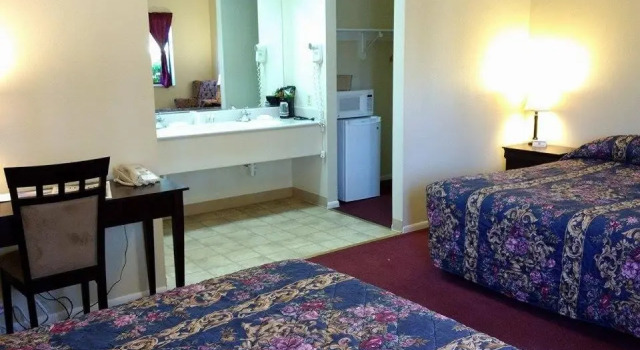 Четырёхместный номер Standard Travelers Motel