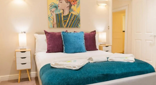 Executive City Centre Apartment with Gated Parking and Stylish Rooms includes Privacy and Space with Luxury Feel plus Courtyard Garden in Amazing Location and Very Highly Rated
