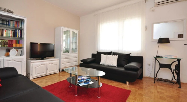 Nice Home in Stobrec With Sauna, Wifi and Outdoor Swimming Pool, Rezerwuj Hotel Hotele w Split-Dalmatia County z parkingiem, Parking