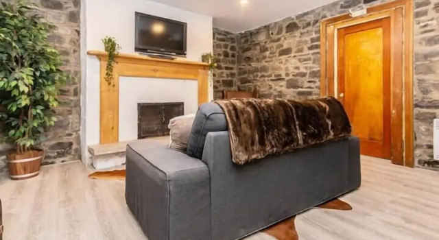 Modern Meets Rustic - 2 Bdrm Old Quebec, Забронировать Отель Квебек Quebec city and area, рядом с Place d Youville