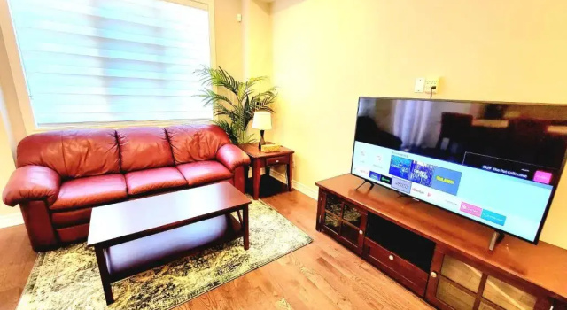 3 bedroom town house in ottawa close to downtown, Varaa Hotelli Ottawa 