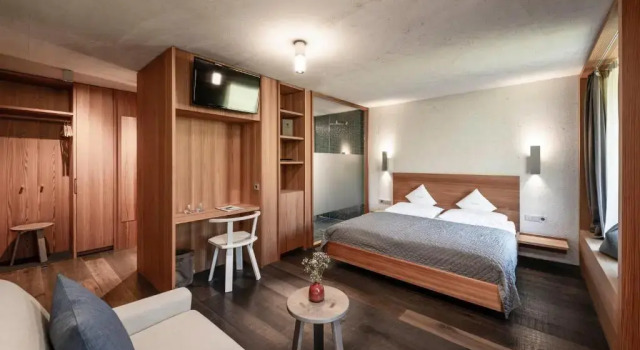 Полулюкс La Paula Apartments & Suites