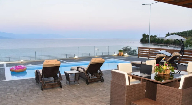 Вилла Deluxe Aurora Luxury Retreat - Beachfront & Private Pool