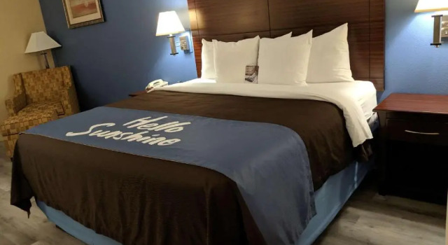 Номер Standard Days Inn by Wyndham Rosenberg