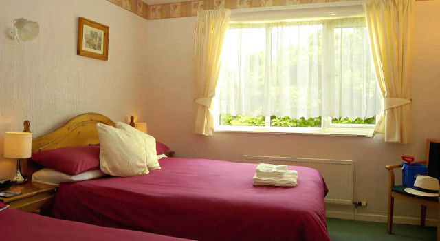 Capri Guest House, Забронировать Отель Отели Торки с парковкой, рядом с Corbyn Beach, Парковка