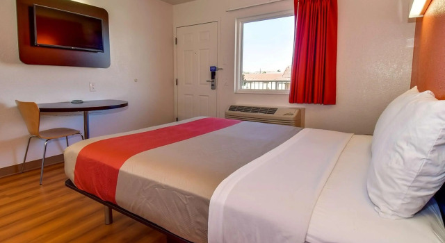 Motel 6 Riverside, CA - South, จอง โมเทล ริเวอร์ไซด์ California
