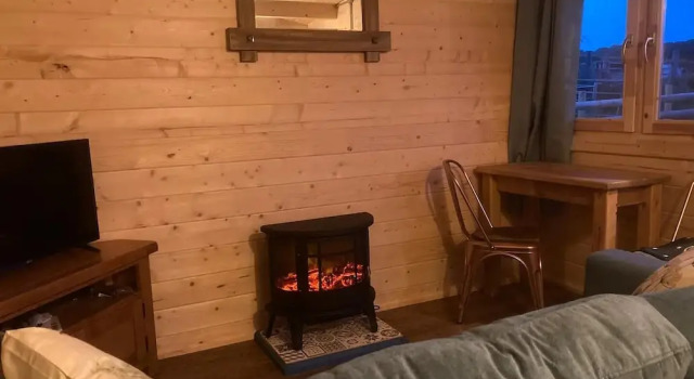 Captivating 1-bed Lodge in Chesterfield, Varaa Lomakoti Mökit kohteessa Merseyside, Mökki