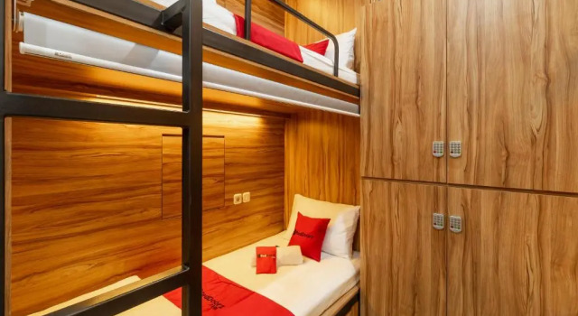 Кровать в общем номере RedDoorz Plus near Senayan City