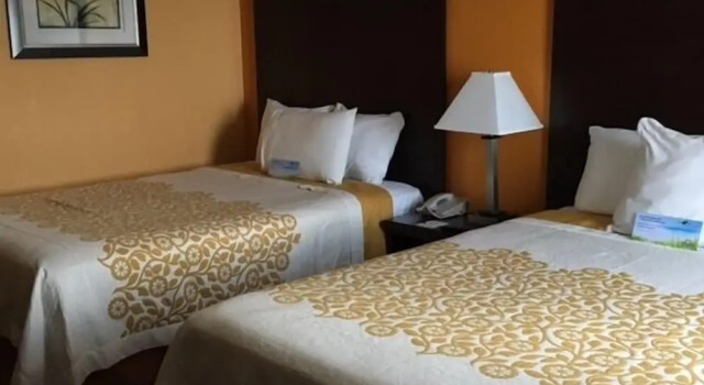 Четырёхместный номер Standard с балконом Days Inn by Wyndham Queensbury/Lake George