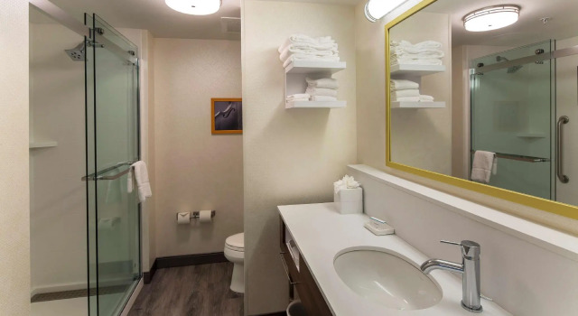 Номер Hearing Accessible Hampton Inn & Suites Atlanta Airport West Camp Creek Pkwy